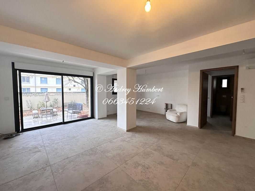 MANOSQUE, dans VILLA, superbe APPARTEMENT T4 de 87 m²  en RDC avec jardin, terrasse et parkings privés