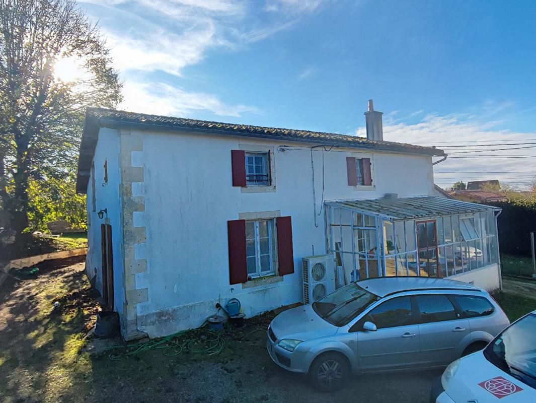 AZAY-LE-BRULE Ensemble Immobilier à Vendre - Azay-le-Brûlé 79400 3