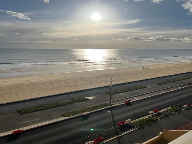 LA BAULE DANS RESIDENCE FACE MER BEL APPARTEMENT AVEC STATIONNEMENT ET CAVE