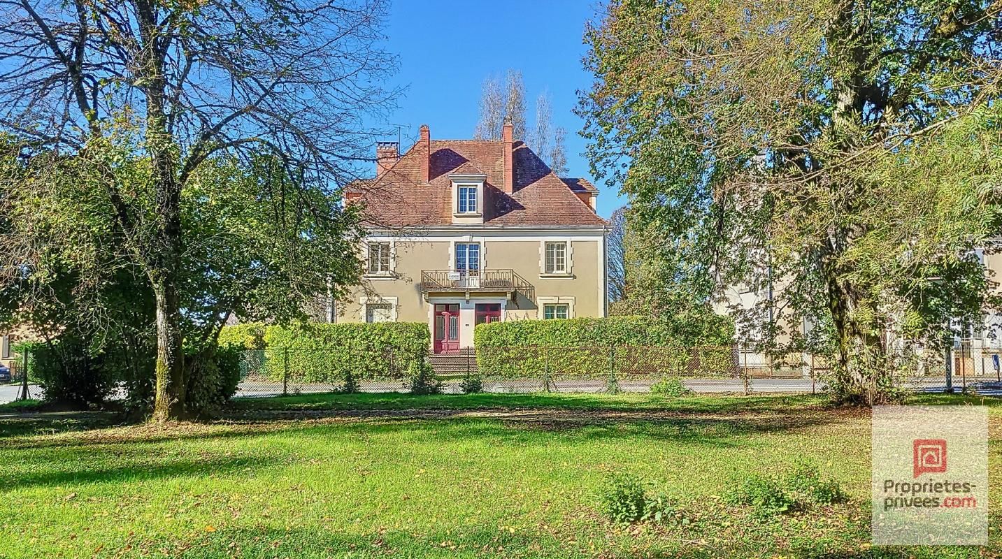 ROUFFIGNAC, un centre actif! entre les Eyzies Vallée Vézère et Périgueux:  MAISON  284 m2. 3/6 chambres. Dépendances.  Jardin 1300m2