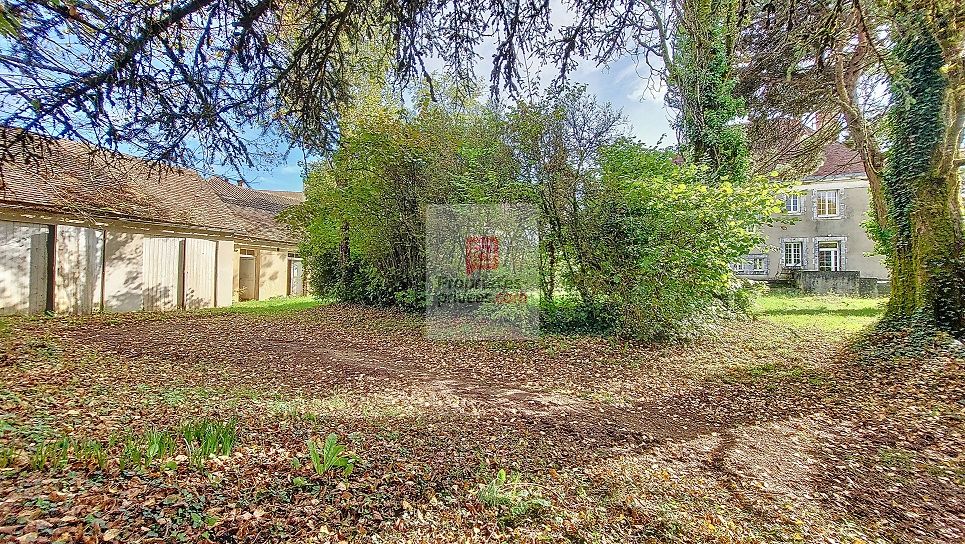 ROUFFIGNAC-SAINT-CERNIN-DE-REILHAC ROUFFIGNAC, un centre actif! entre les Eyzies Vallée Vézère et Périgueux:  MAISON  284 m2. 3/6 chambres. Dépendances.  Jardin 1300m2 4