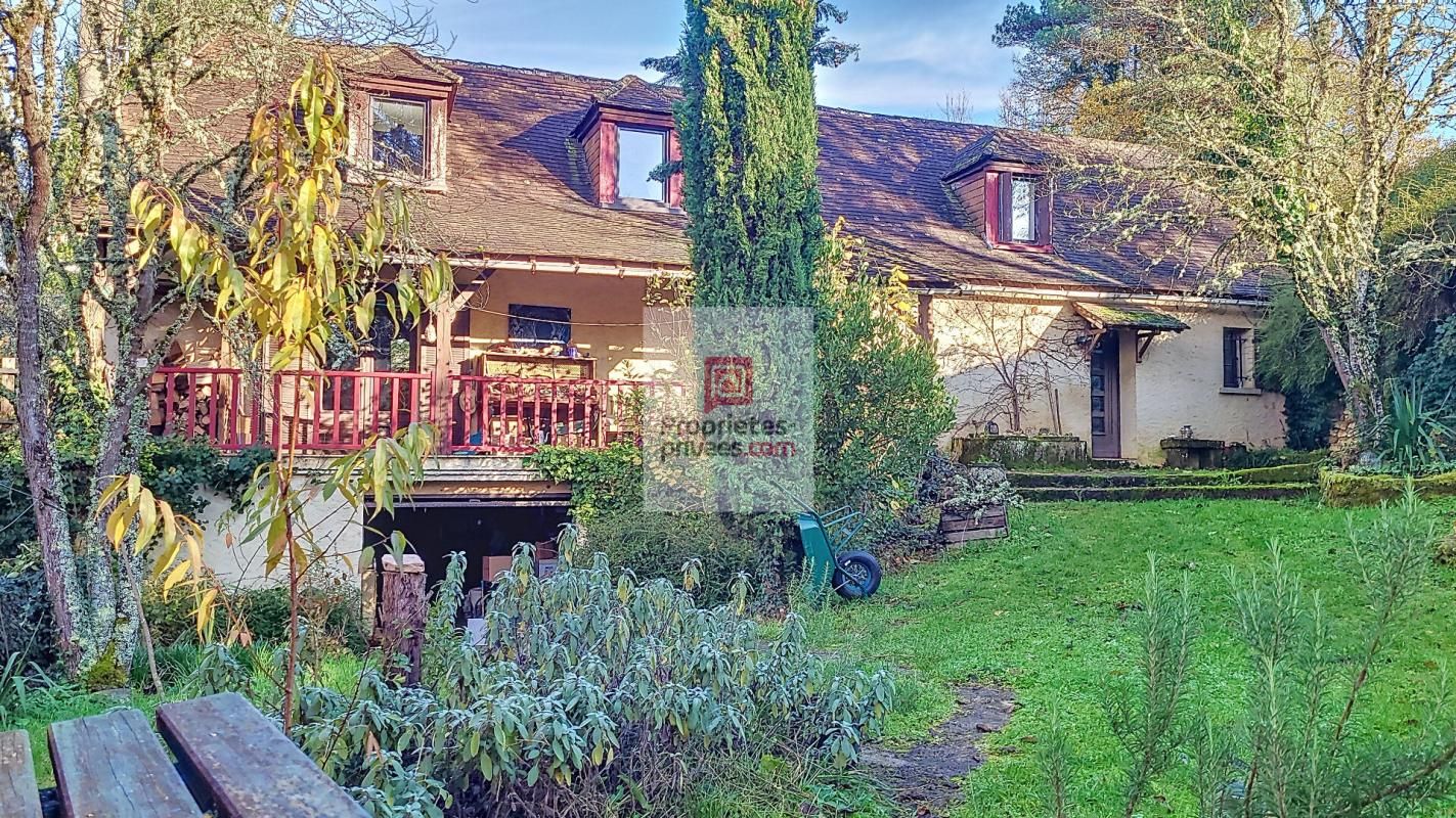 PLAZAC: Maison en pierre, cabane aménagée, abris bois. 3 Chambres. Terrain environ 3000m2