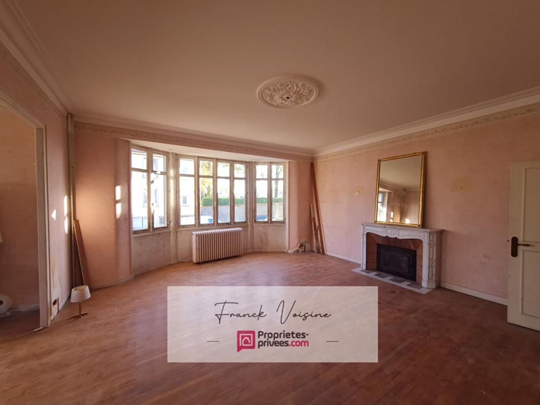 LES HERBIERS Maison de 206 m2 A VENDRE Les Herbiers  Centre Ville - 4 Chambres et un bureau  sur un terrain de 1150 m2 2