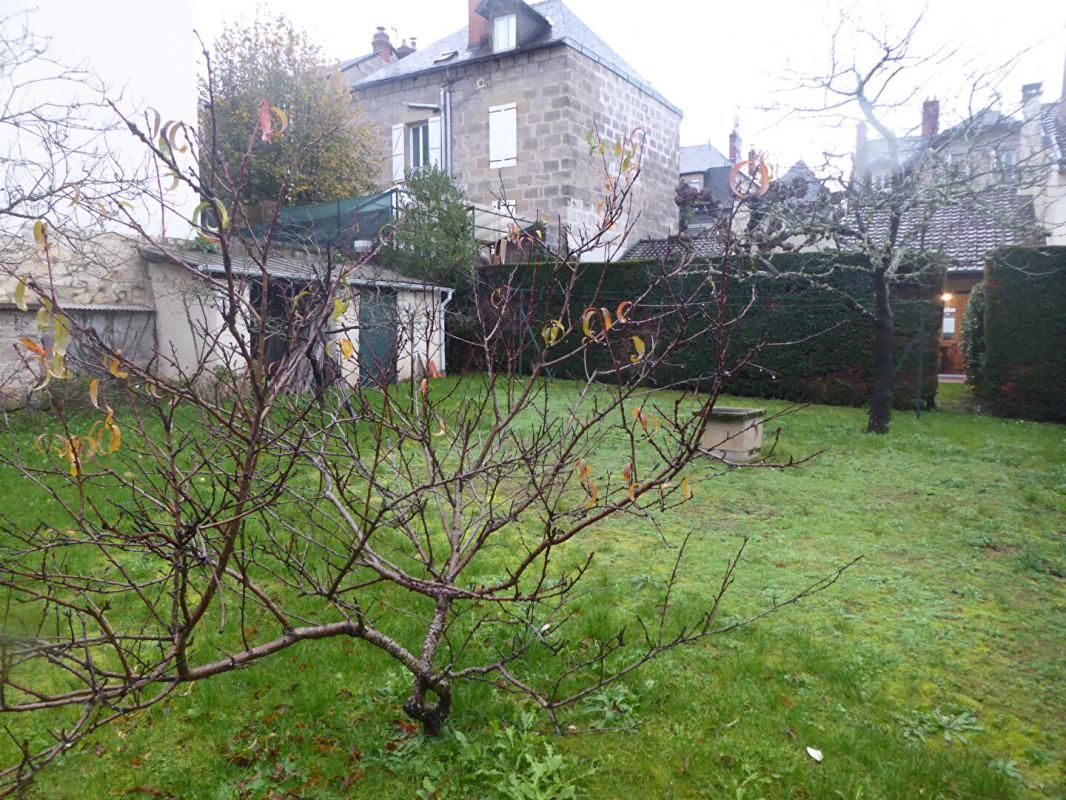 BRIVE-LA-GAILLARDE Maison années 60 - 3 chambres - jardin 500 m2 - 2 garages 2