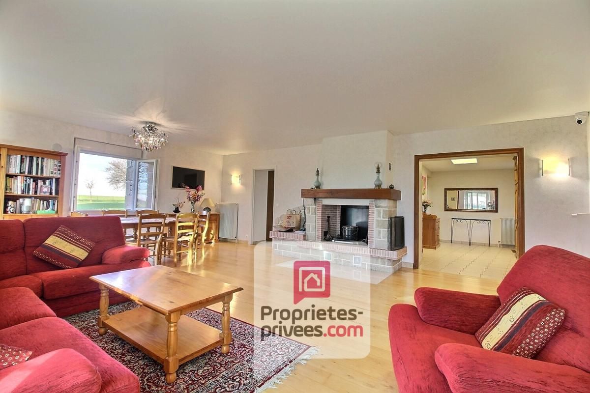 MONTARGIS Au milieu des champs, À vendre Magnifique longère de plus de 200 m2, comprenant 4 CHAMBRES, VERANDA CLIMATISEE,  PISCINE 2