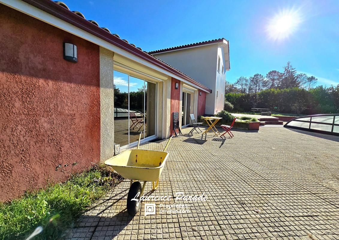 Maison rénovée avec potentiel professionnel , hangar, piscine, 7 hectares