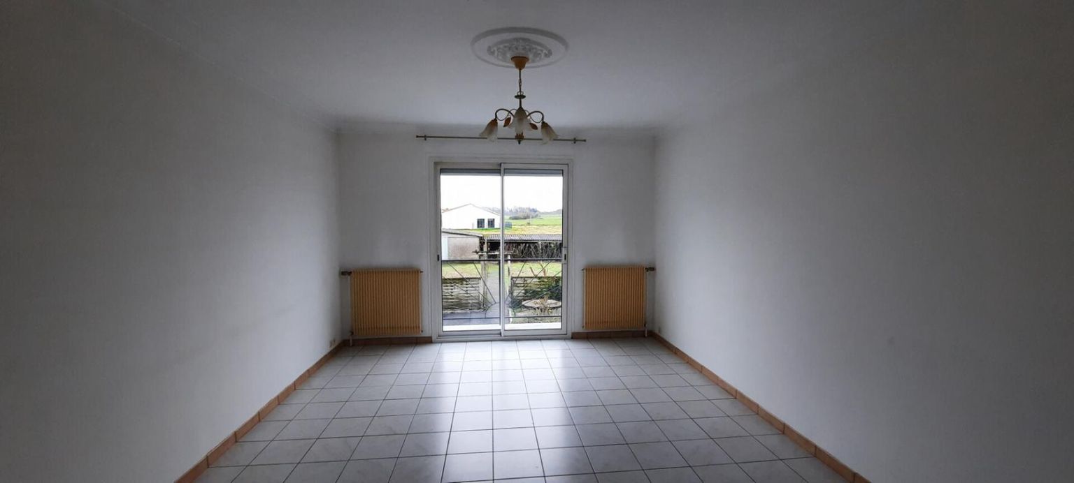 Maison Nantaise Gorges 5 P . 4 Chs . 93.67  M² . T 369 M² . Sous sol et garage