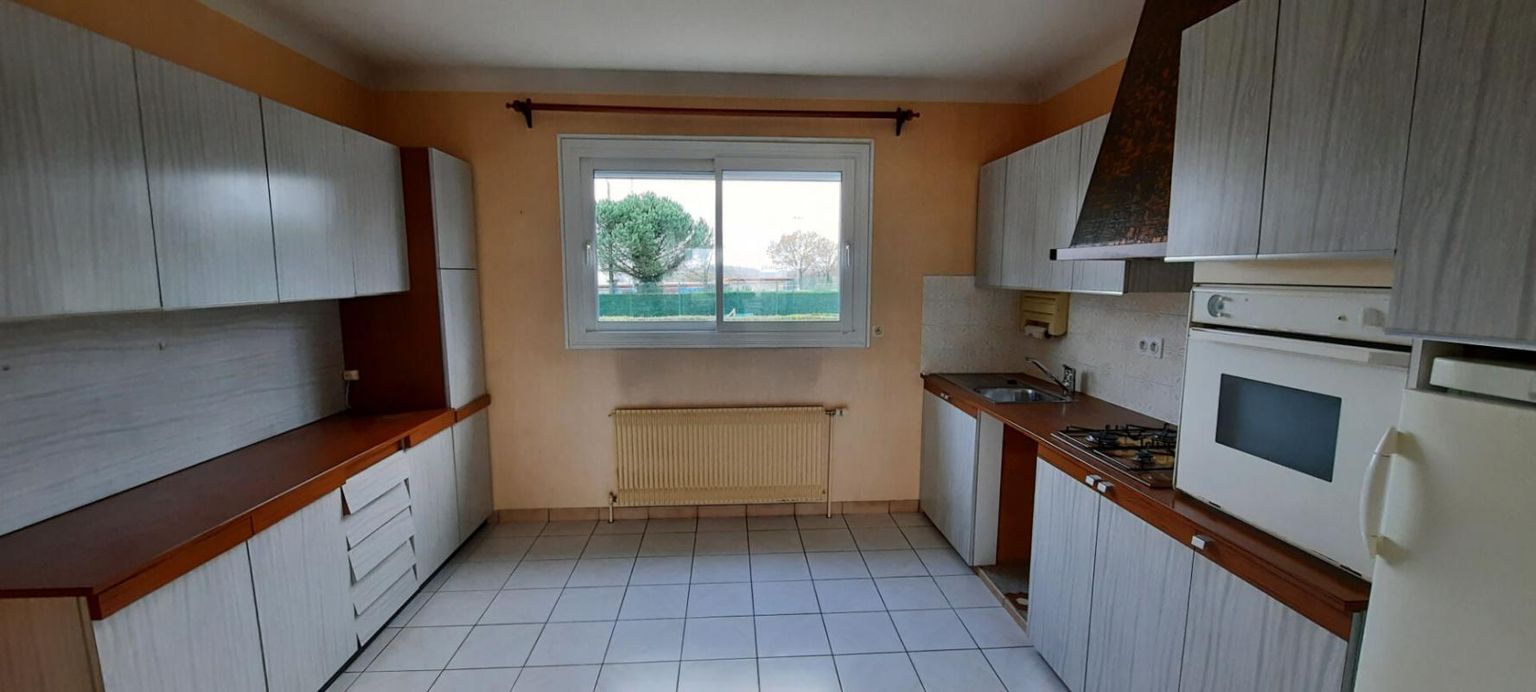 GORGES Maison Nantaise Gorges 5 P . 4 Chs . 93.67  M² . T 369 M² . Sous sol et garage 2