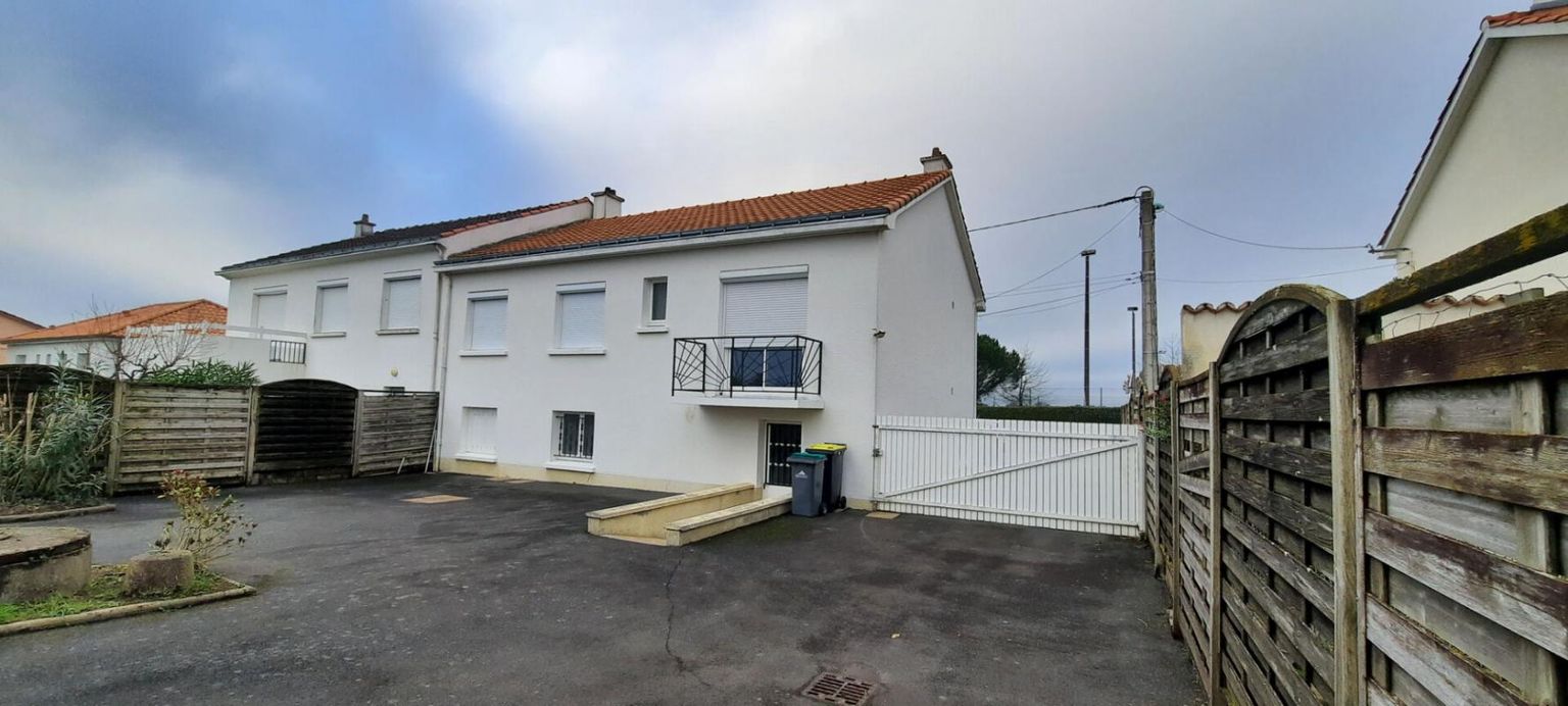 Terrain constructible et maison Gorges 5 P . 4 Chs . 93.67  M² . T 709 M² . Sous sol et garage