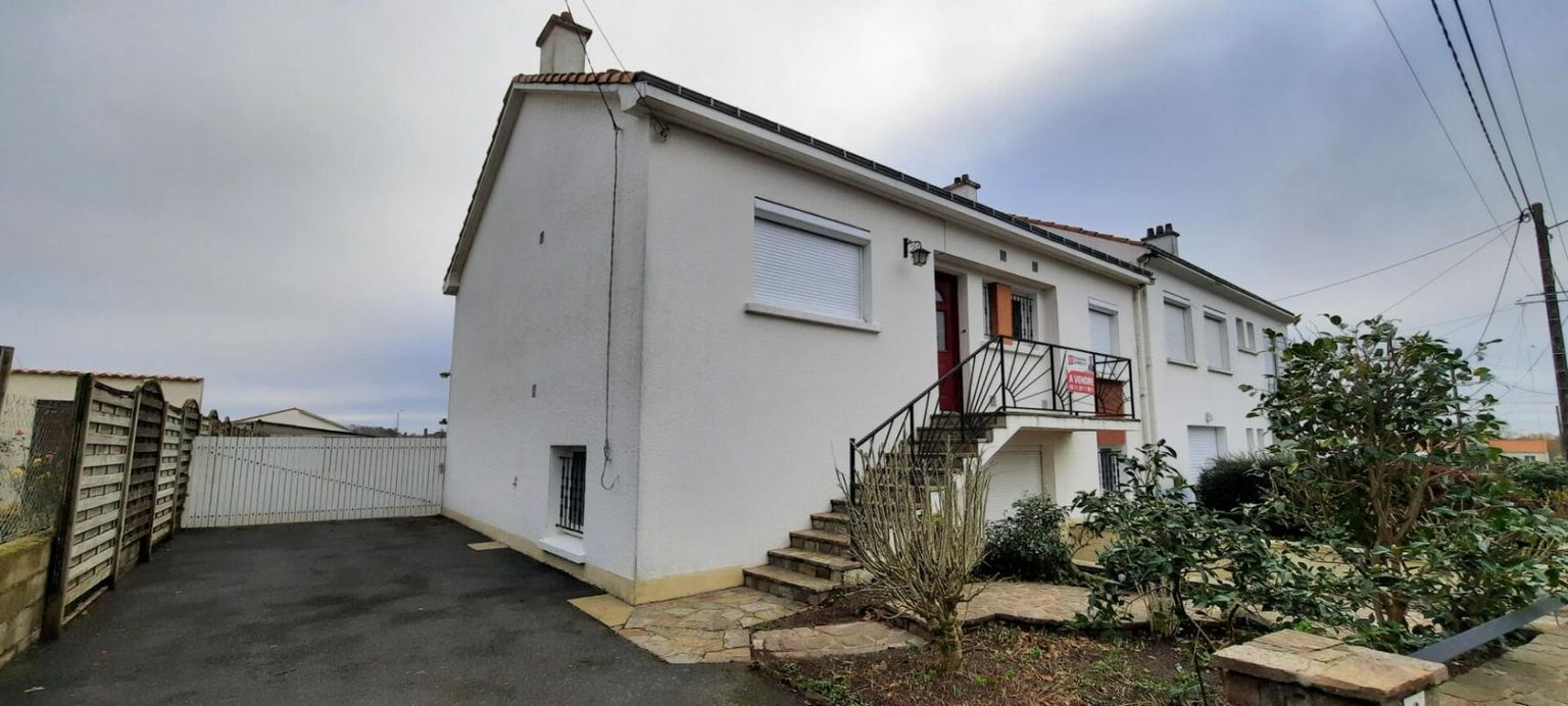 GORGES Terrain constructible et maison Gorges 5 P . 4 Chs . 93.67  M² . T 709 M² . Sous sol et garage 2