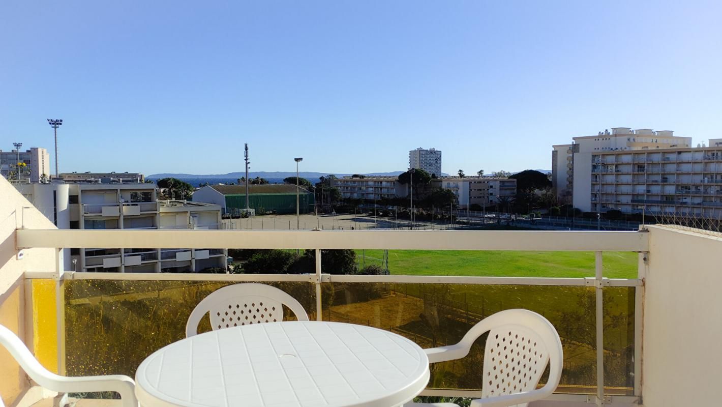 LE LAVANDOU Appartement  2 pièces 31 m2+terrasse vue mer+parking sécurisé à louer meublé à l'année