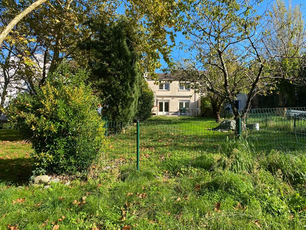 Maison familiale avec jardin bien exposé et garage, proche de toutes commodités