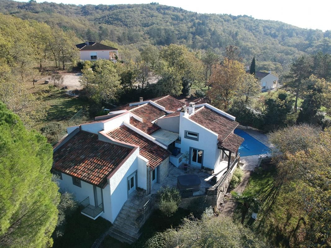 Maison à 10 minutes de Cahors avec 2 doubles garages et piscine