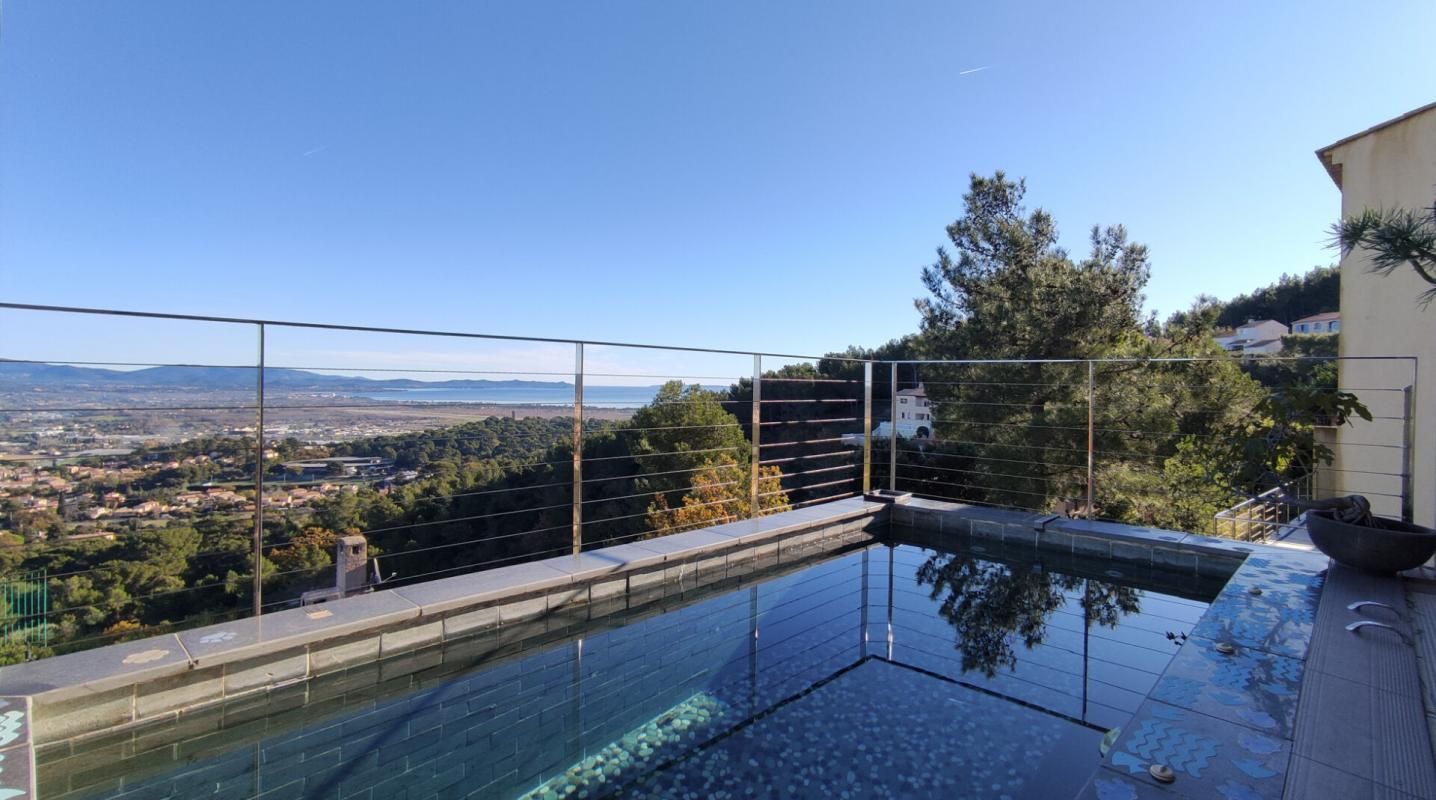 EXCLUSIVITÉ - MAISON D'ARCHITECTE VUE MER À VENDRE- HYERES