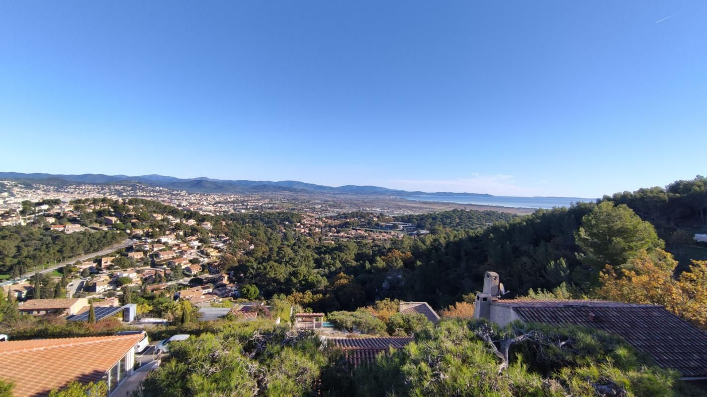 HYERES EXCLUSIVITÉ - MAISON D'ARCHITECTE VUE MER À VENDRE- HYERES 2