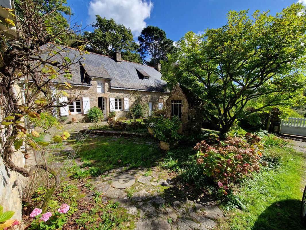 Charmante maison en pierre de 1827, rénovée avec soin et régulièrement améliorée depuis, dans un cadre exceptionnel