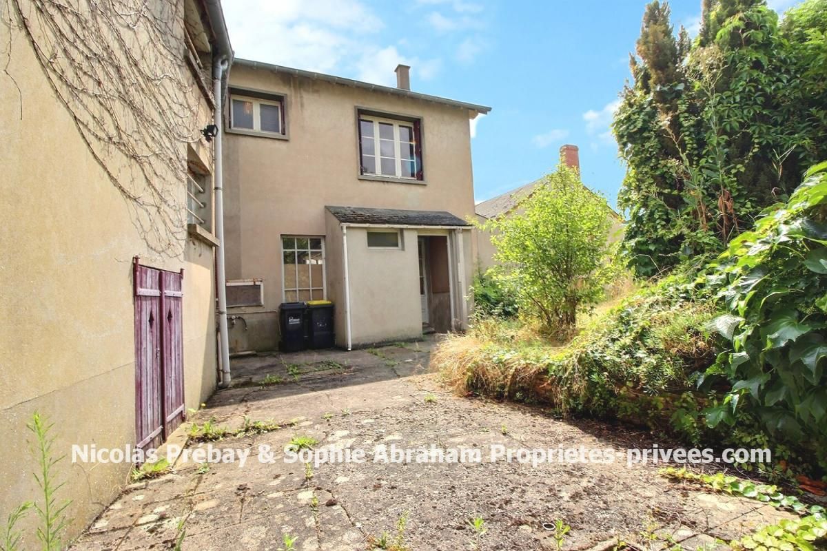 Maison en pierres de 3 pièces avec garage, dépendance et cour