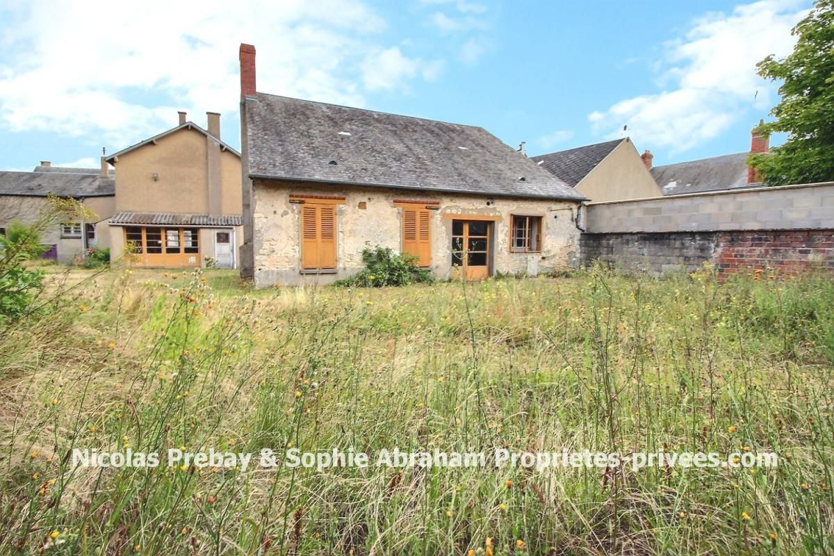 OUTARVILLE Maison en pierres de 3 pièces avec garage, dépendance et cour 2