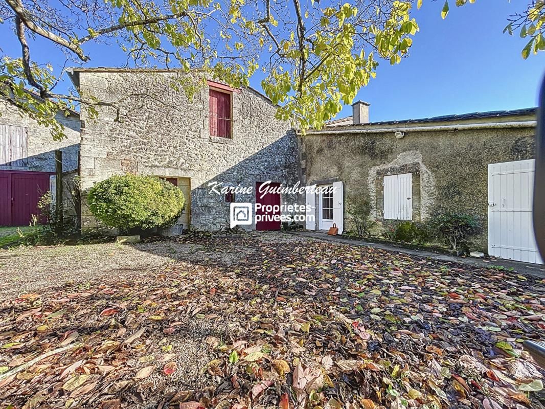 Maison en pierre avec jardin