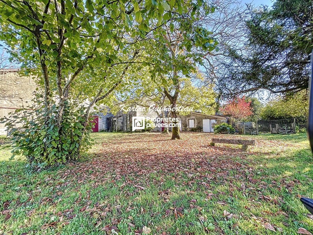 FRONSAC Maison en pierre avec jardin 2