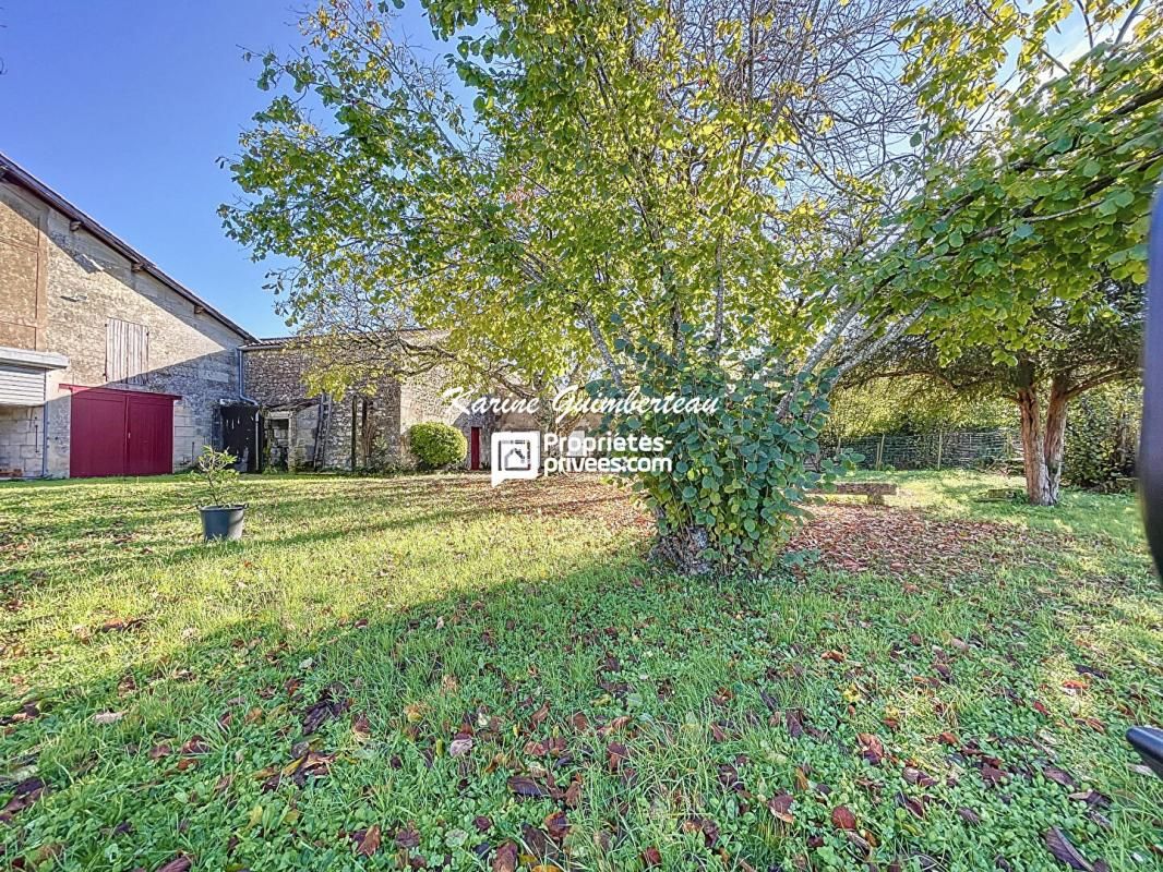 FRONSAC Maison en pierre avec jardin 3