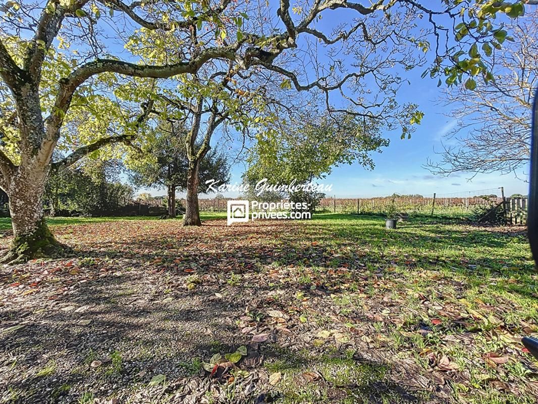 FRONSAC Maison en pierre avec jardin 4