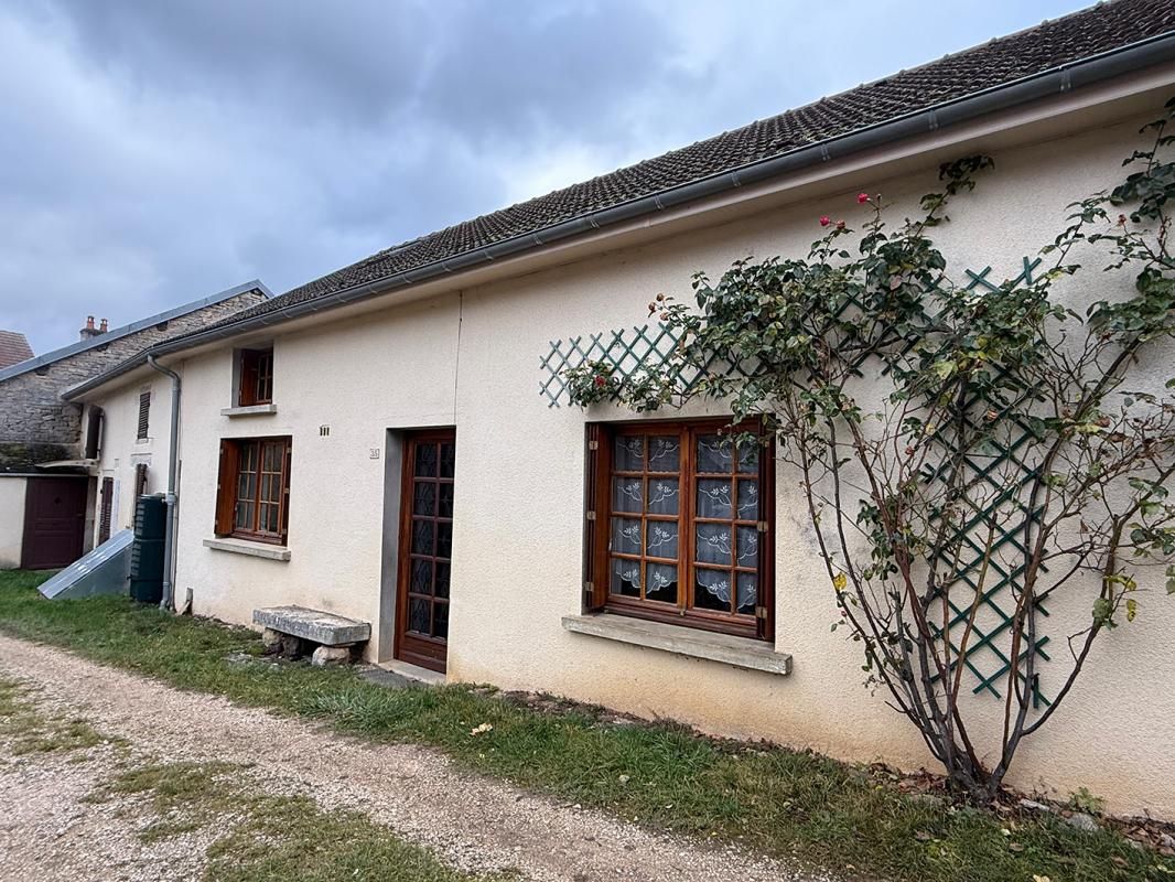 Maison secondaire ancienne avec terrain