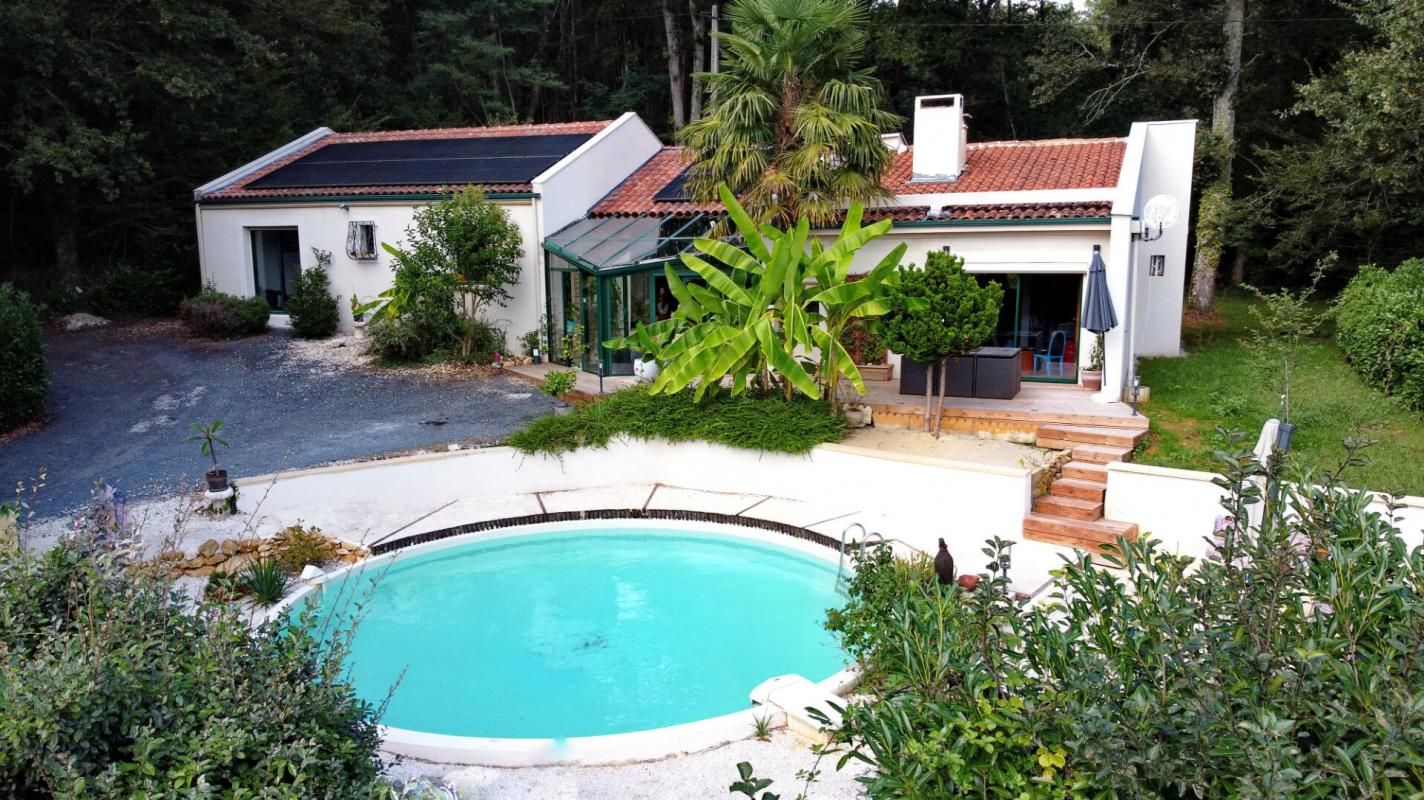 Rare maison d'architecte 5 chambres avec piscine sur un hectare de terrain