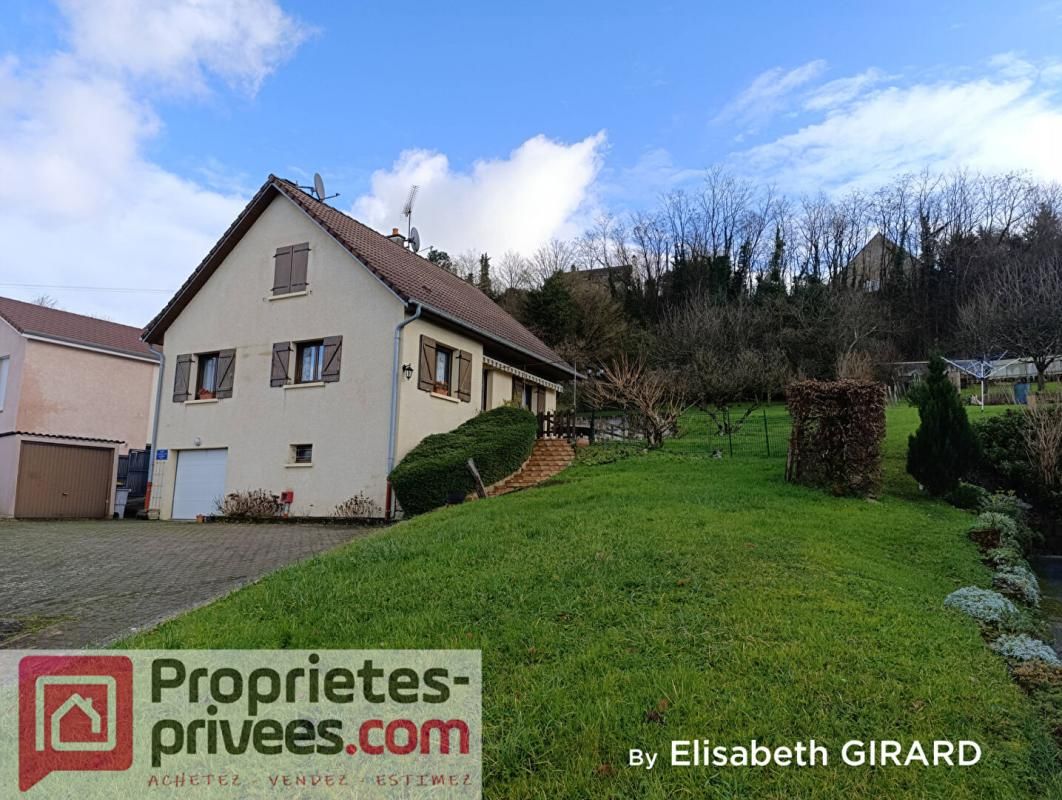 Maison individuelle de 1986 sur sous-sol complet avec 4 chambres à découvrir sur la commune de Chemaudin et Vaux, idéalement située au calme à 10 minutes au Sud-Ouest de Besançon