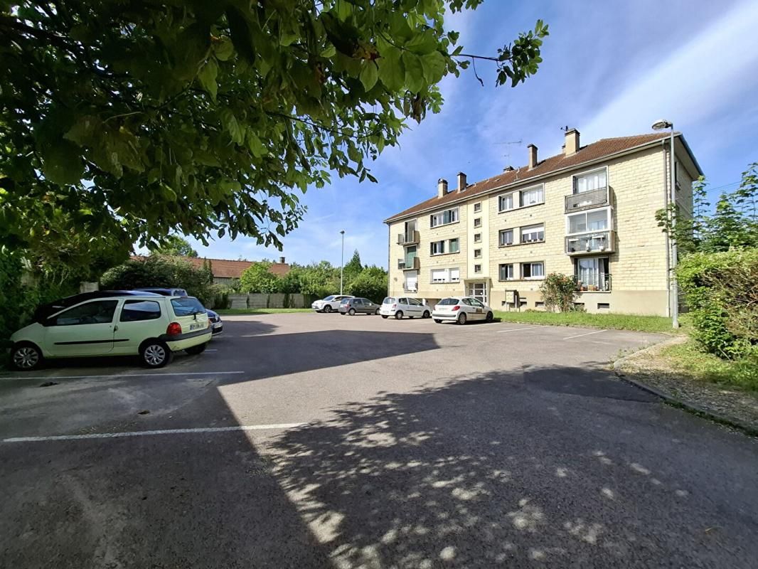 Appartement avec balcon et vue parc à Sainte-Savine