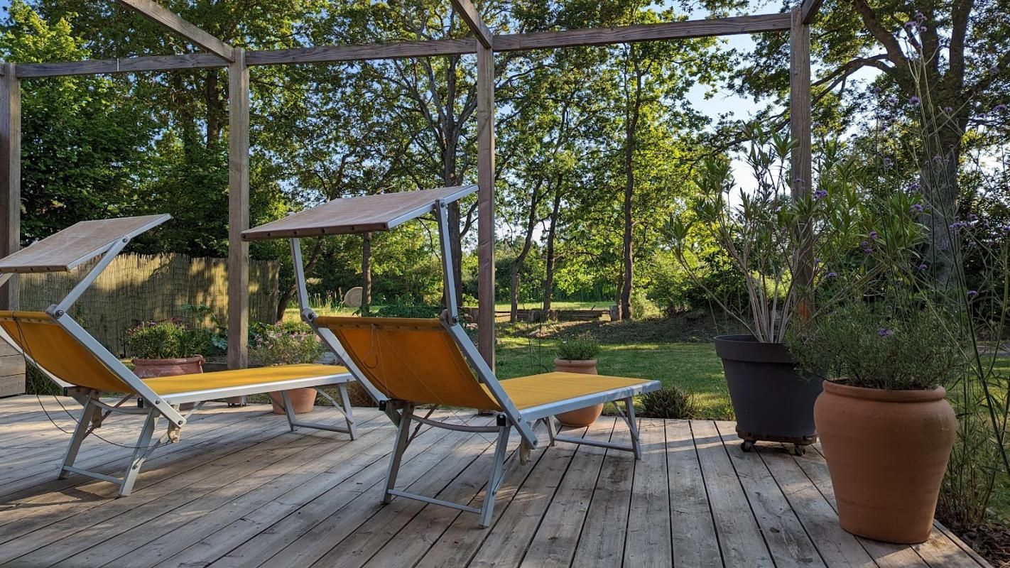 Maison d'architecte  de 2015, ossature bois , 3 chambres , dans un écrin de verdure