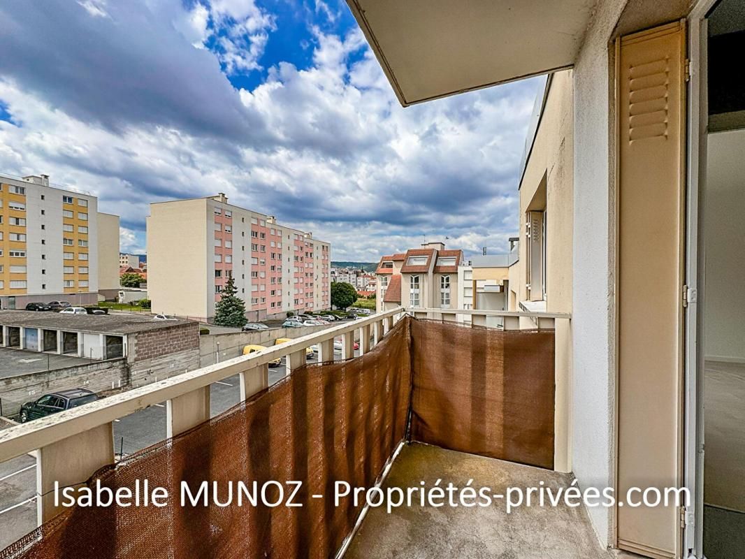 Grand studio de 31m2 avec balcon, cave et parking