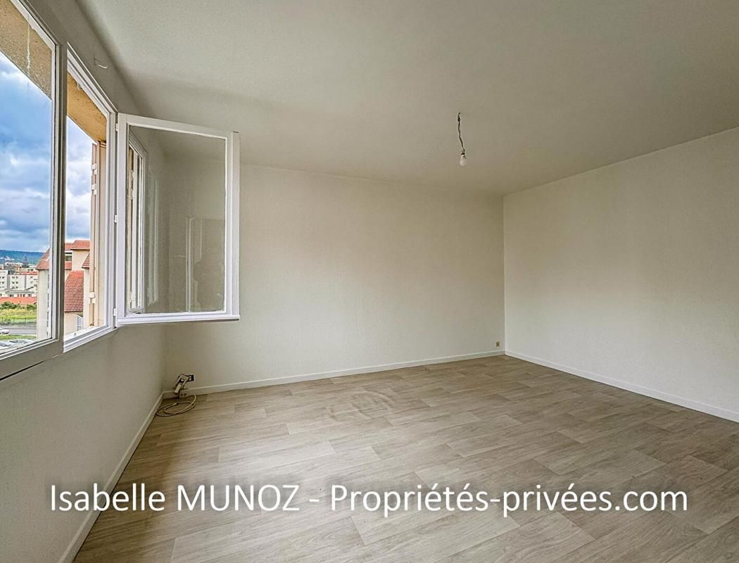 CLERMONT-FERRAND Grand studio de 31m2 avec balcon, cave et parking 3