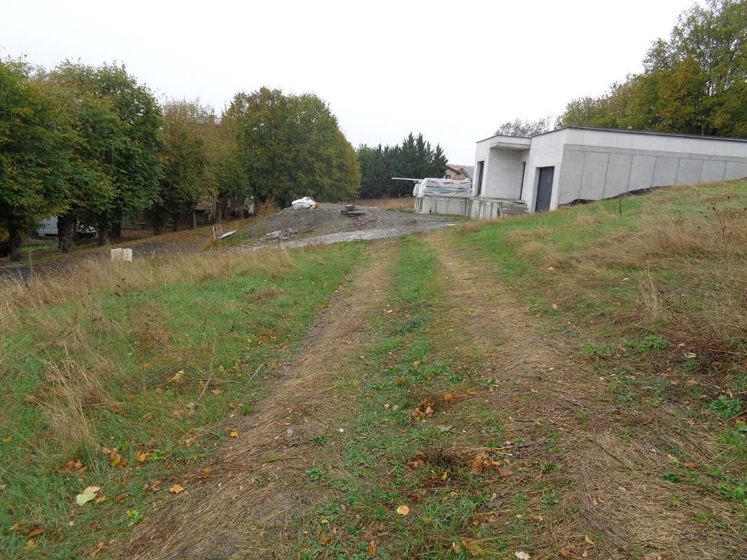 Saint Germain Laprade(43), terrain constructible de 691m2