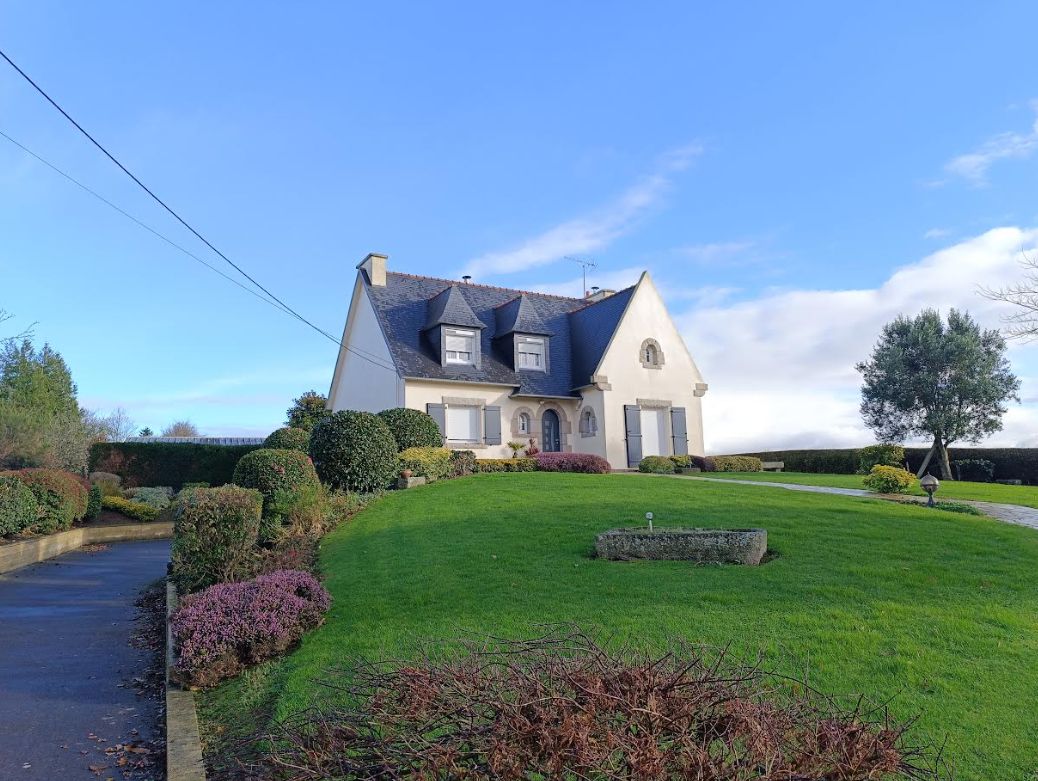 29520 Châteauneuf du Faou maison au calme, 4 / 5 chambres sous sol hangar et beau terrain