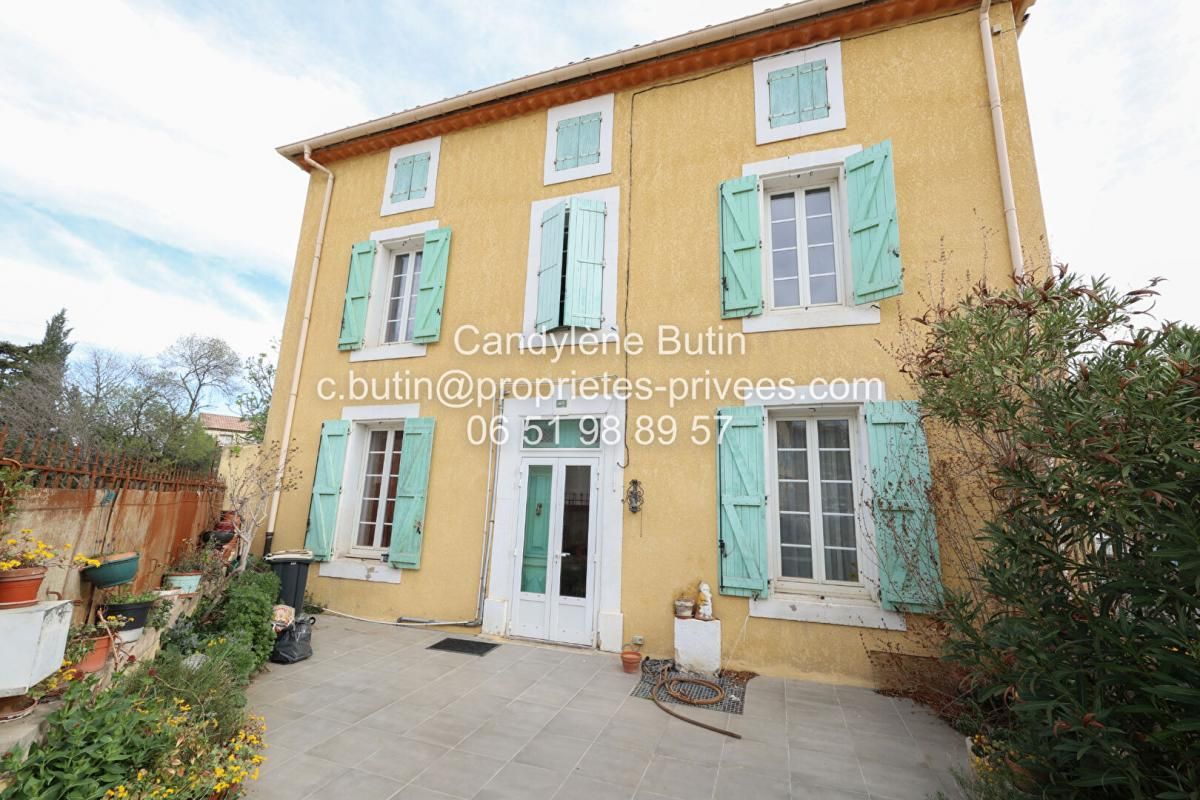 Maison de caractères avec jardin et grand garage