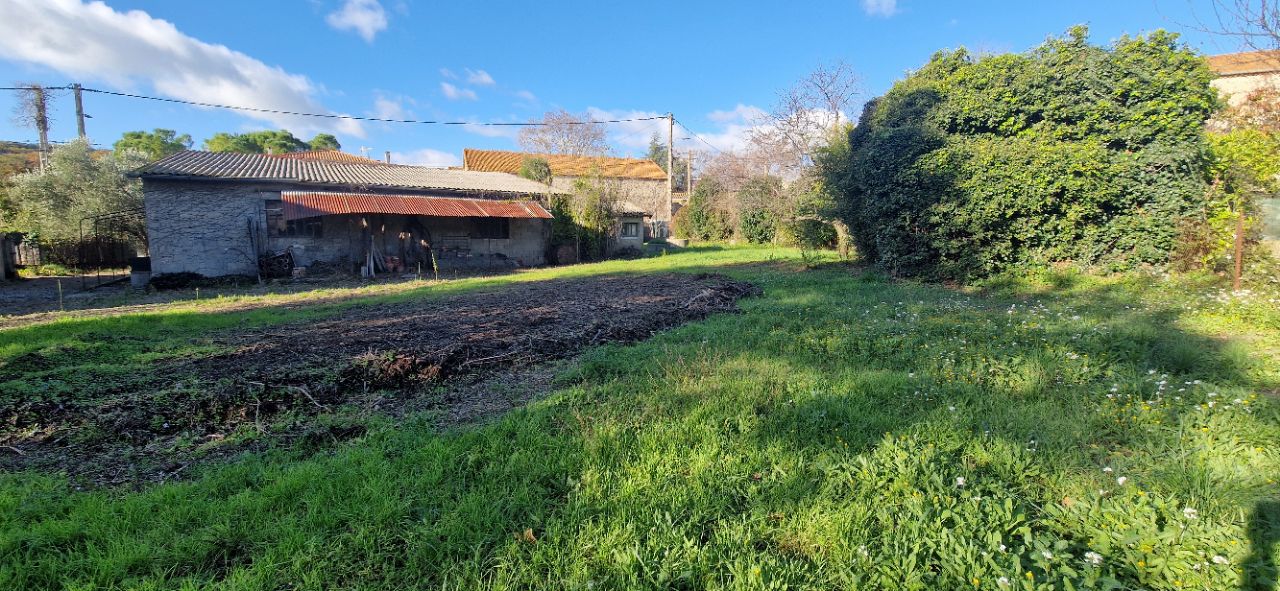 Terrain a batir avec un garage existant