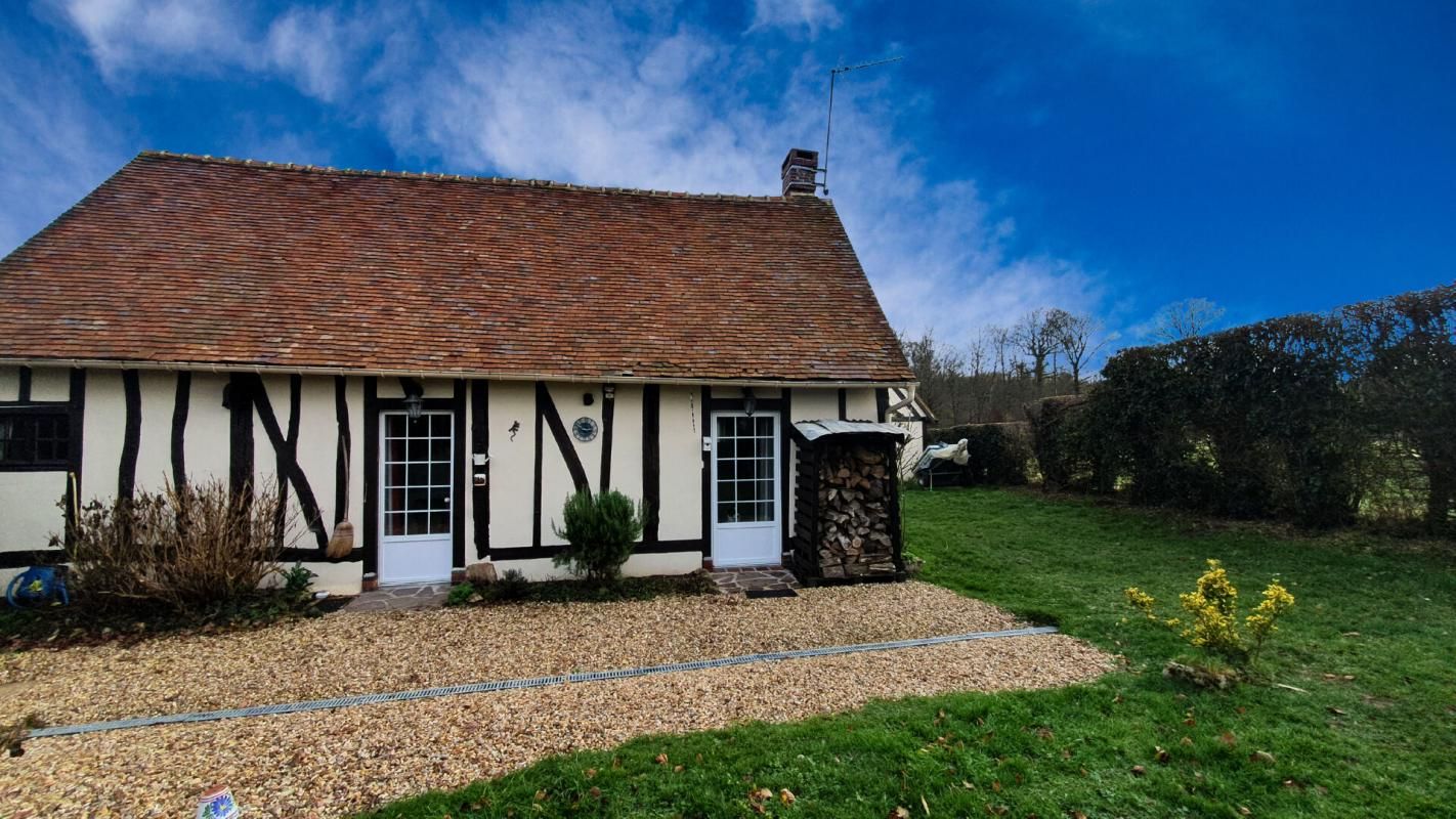 LES BAUX-DE-BRETEUIL Charmante maison normande rénovée - 3 pièces, 64 m², terrain arboré de 1686 m² 2