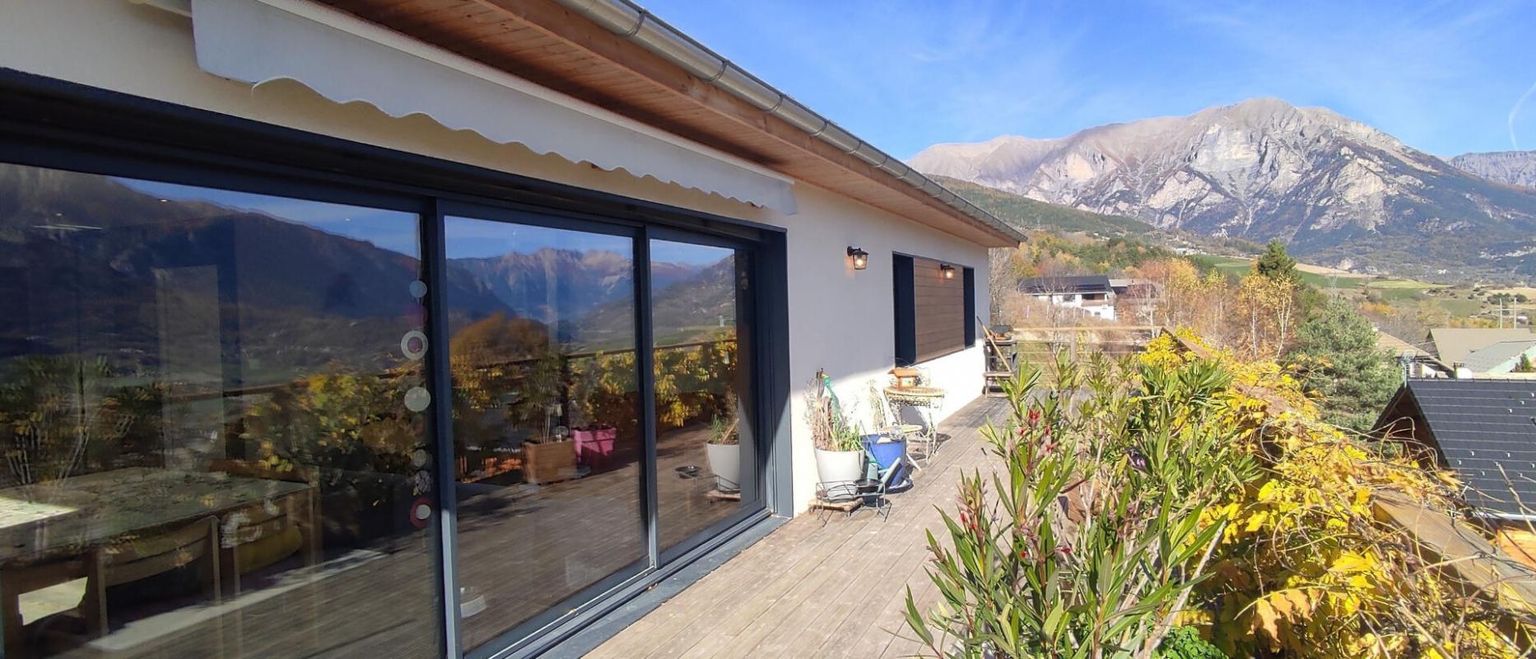 EMBRUN Maison d' architecte avec vue panoramique 1