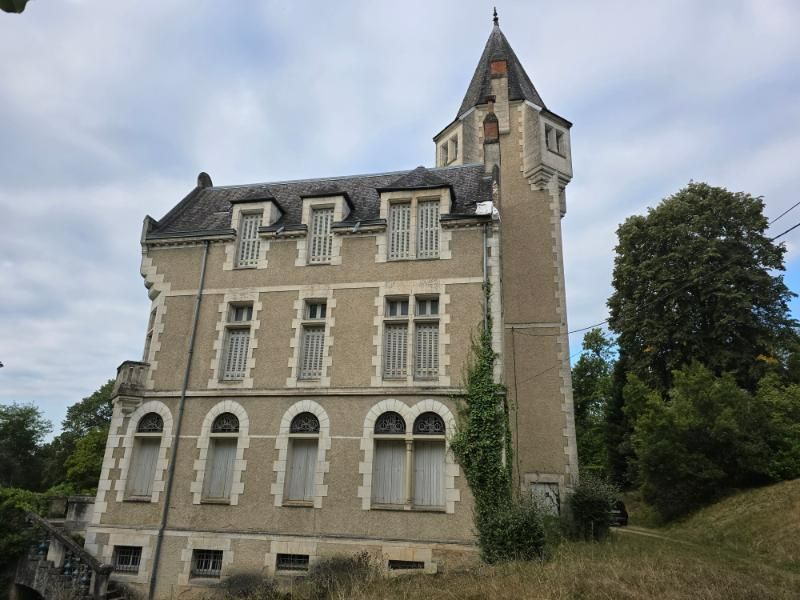 CHANCELADE Demeure de prestige de 417m2, sur un terrain de 6ha 23a 18ca, piscine, dépendance et un logement  type 4 3