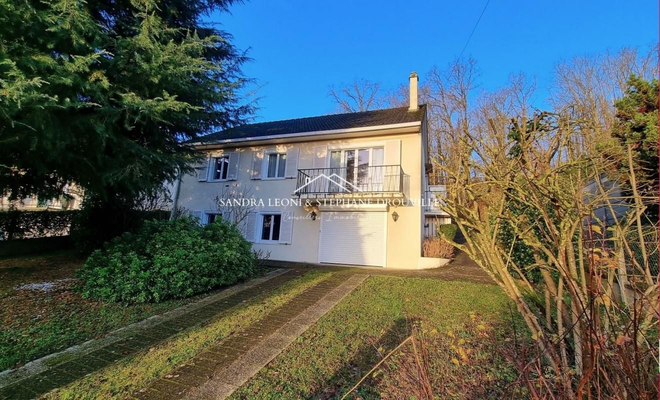 JOUY - CHARMANTE MAISON 157m², 6 Pièces