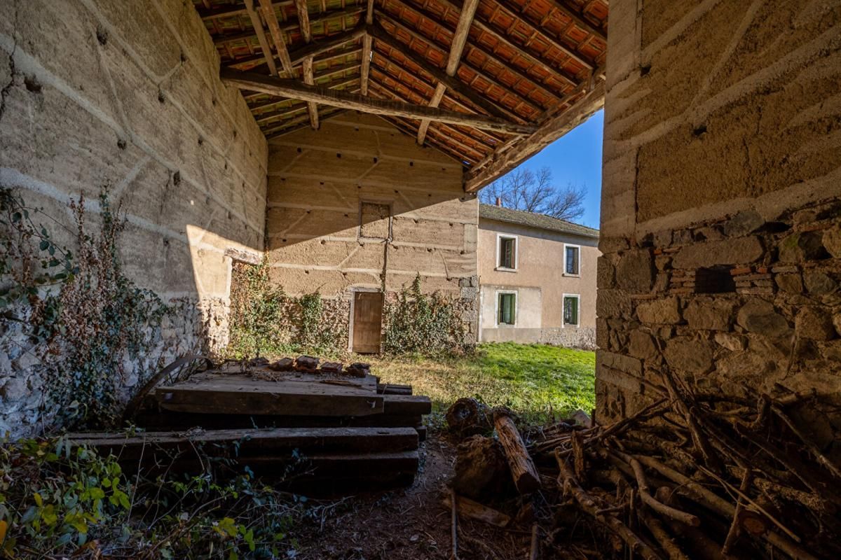 PANISSIERES Magnifique corps de ferme authentique sur 4210 m² de terrain 3