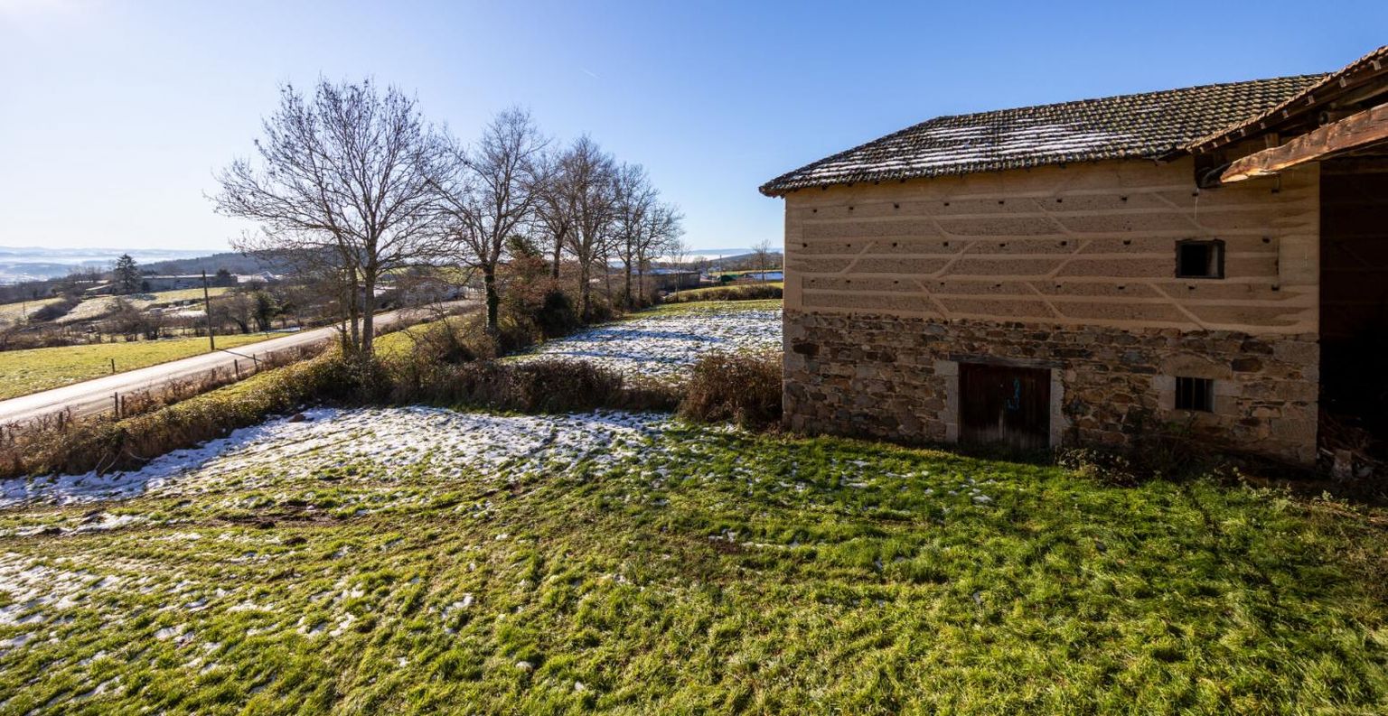 PANISSIERES Magnifique corps de ferme authentique sur 4210 m² de terrain 4