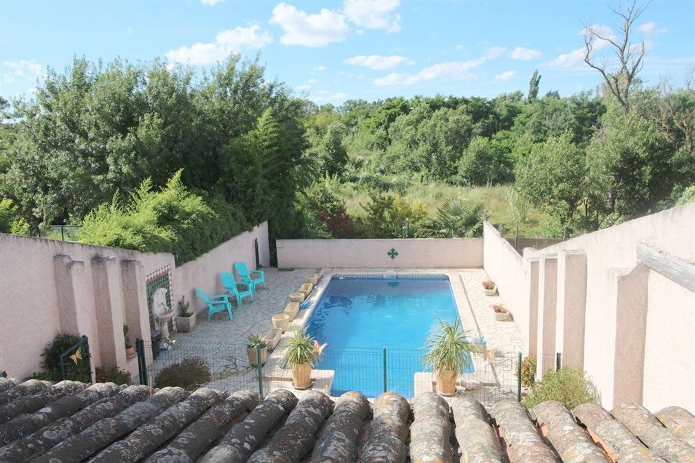 Maison en pierre rénovée avec garage et piscine