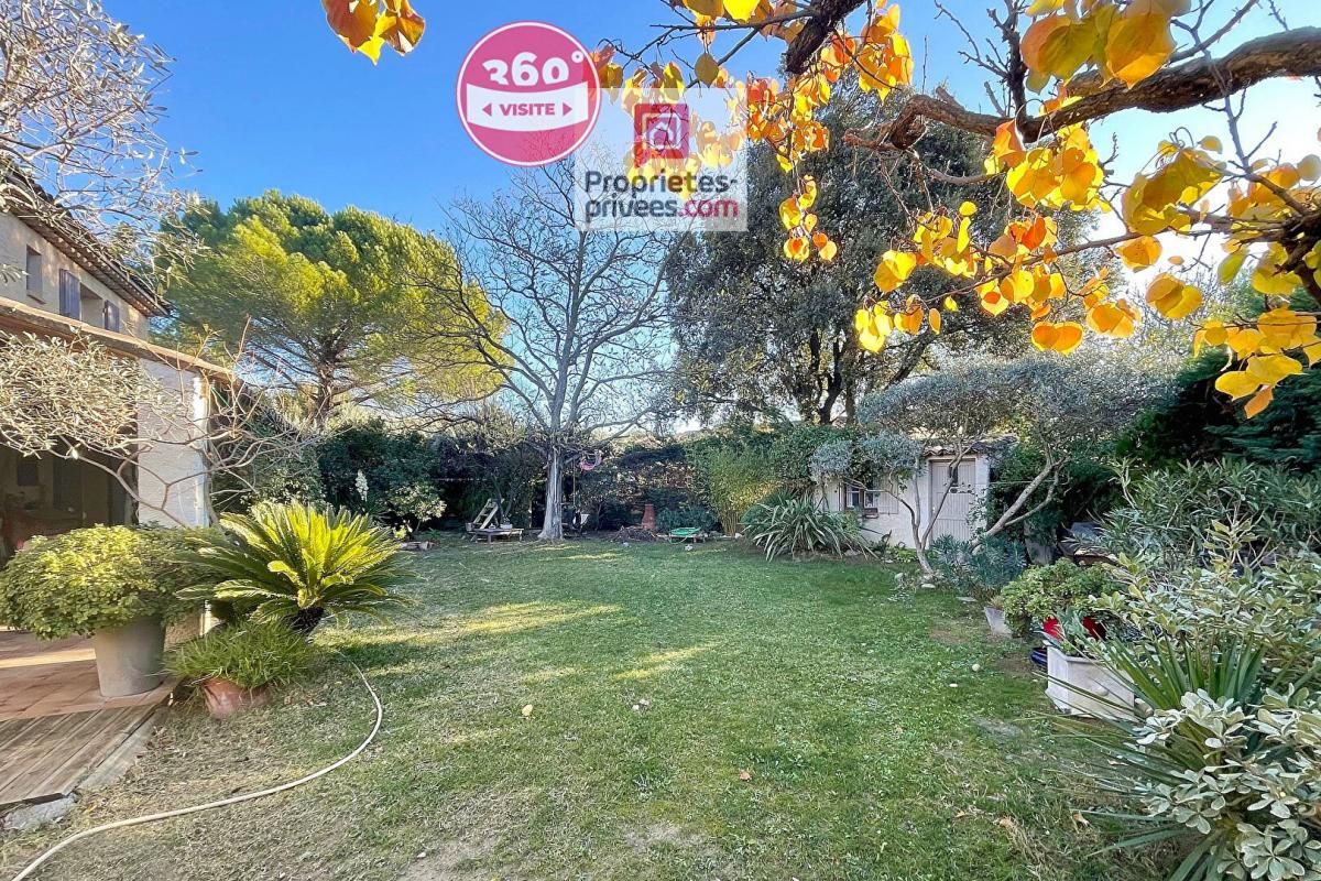 Maison familiale avec garage, jardin et piscine