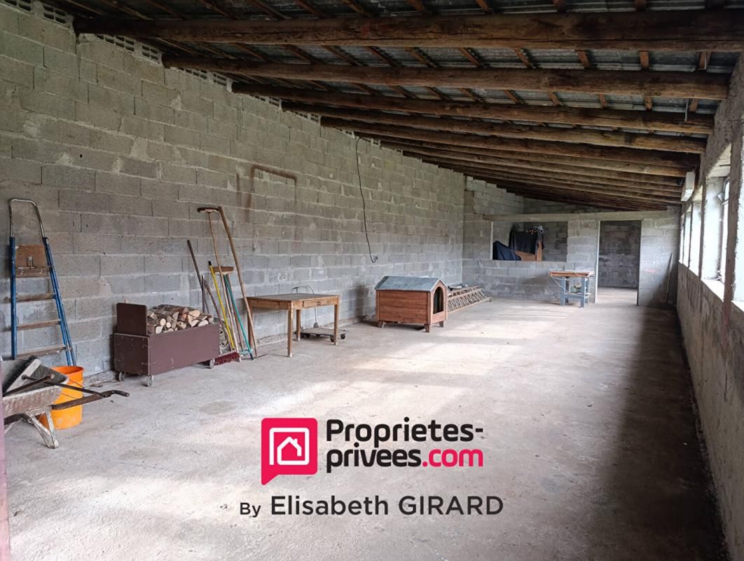 FRANOIS 25770 FRANOIS- Propriété comprenant Maison en pierres avec garage double et grand local attenant, l'ensemble implanté dans un environnement prisé, réputé pour son calme 2