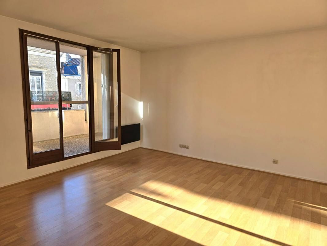 Appartement de type 3, avec loggia et garage privatif, au 1er étage d'une copropriété sécurisée