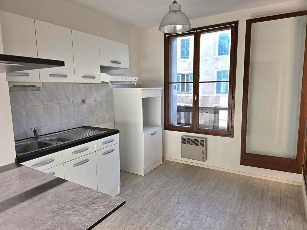 PERIGUEUX Appartement de type 3, avec loggia et garage privatif, au 1er étage d'une copropriété sécurisée 4