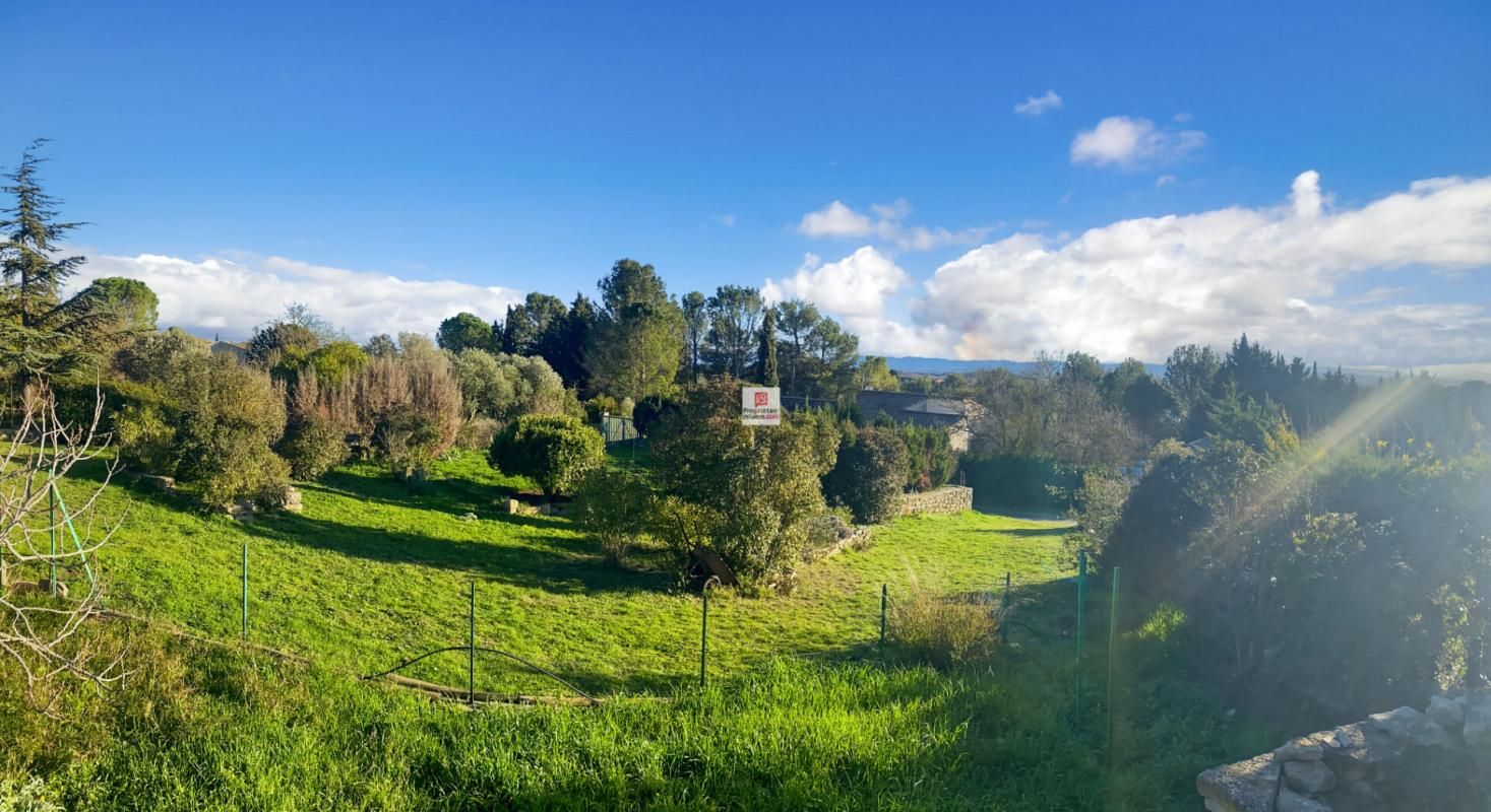 Joli Terrain constructible de 850 m2 à Conques sur Orbiel (coeur du bourg)