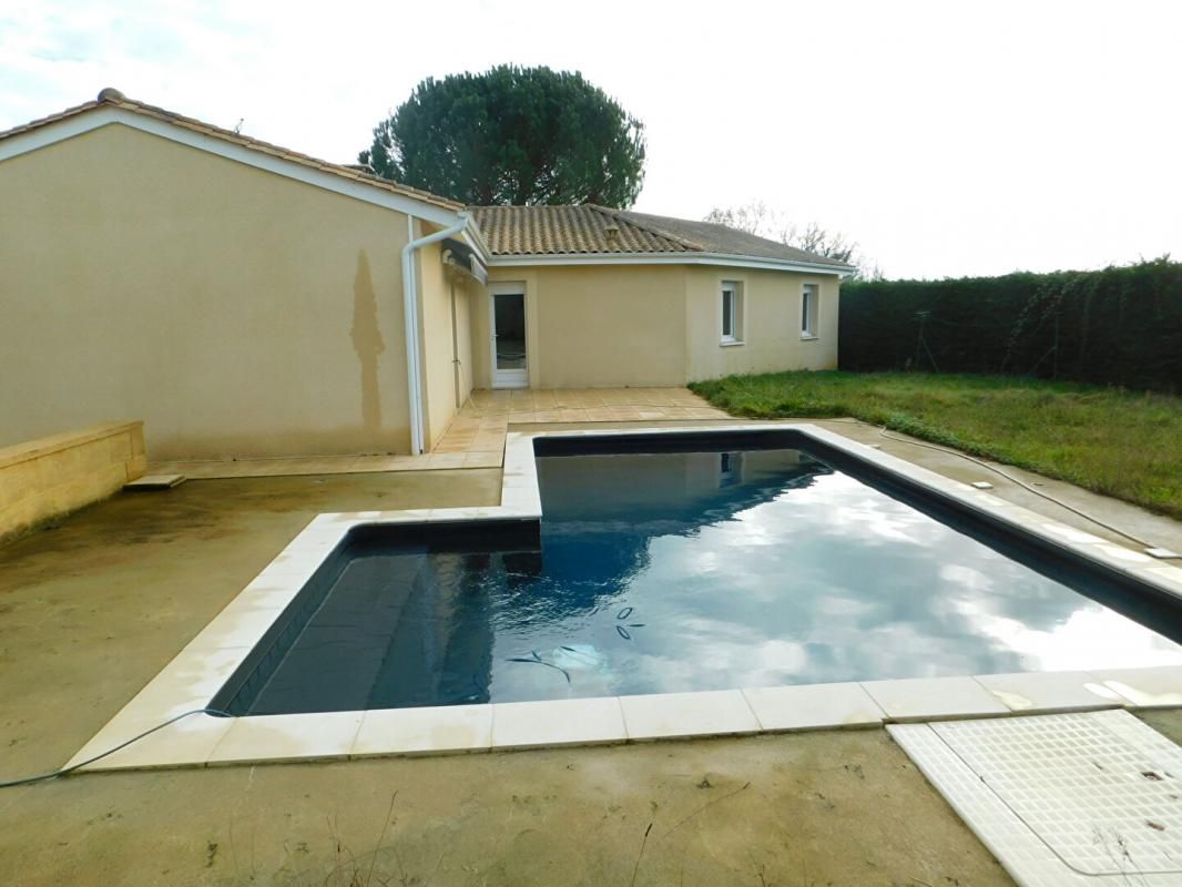 DOUVILLE Magnifique Maison de plain pied  de 125 m2  avec piscine et dépendances 2